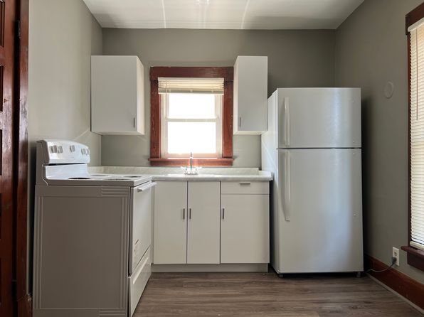 117 1/2 E 8th St, Muscatine, IA 52761