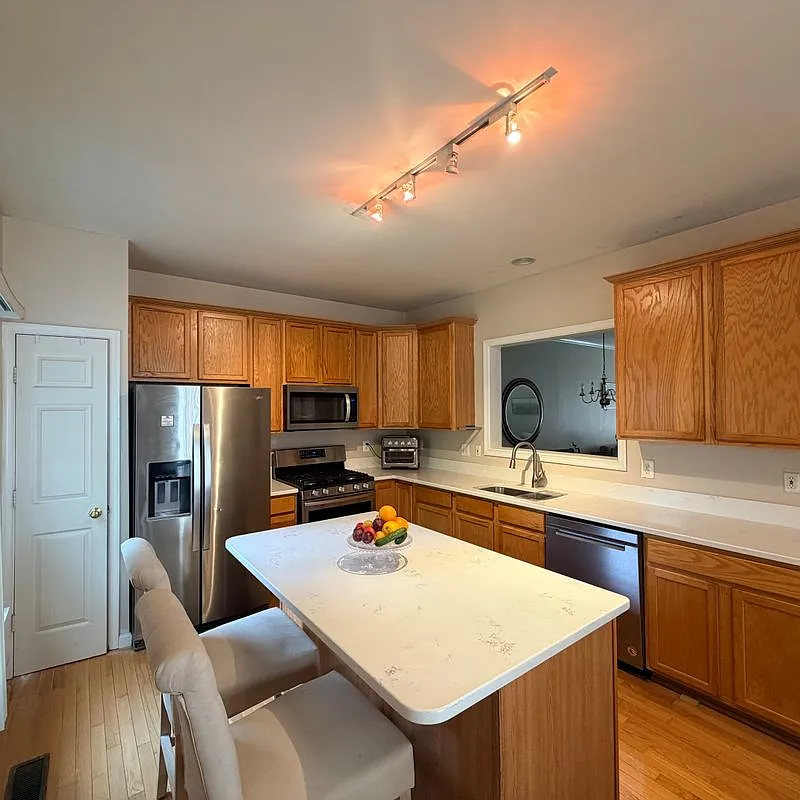 3 bed, 3.0 bath, 2148 sqft, $3,550 — Photo 2