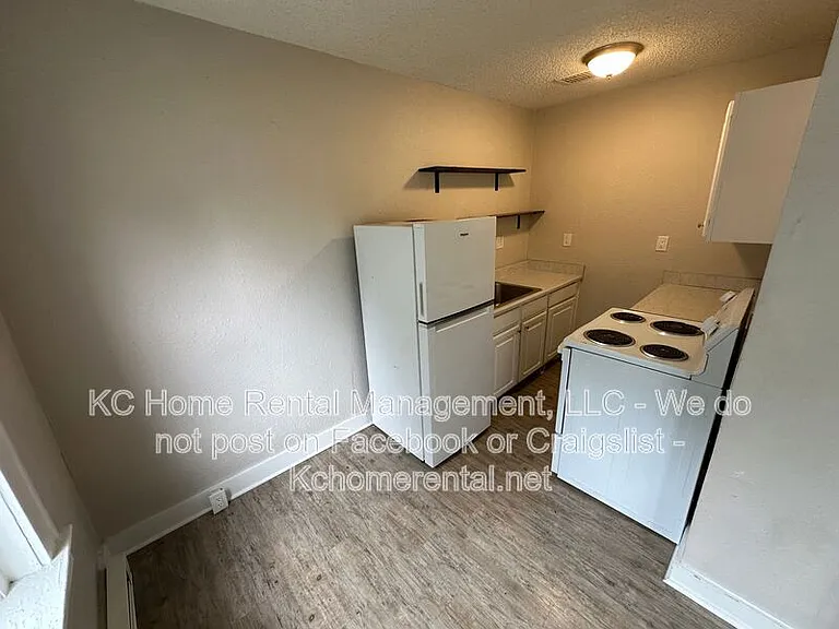 305-307 N Gladstone Blvd #21 — Photo 23