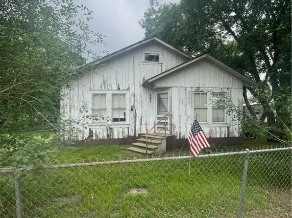 305 W Lacy St, Cuero, TX 77954