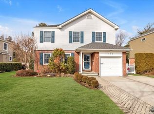 143 Pine St, Garden City, NY 11530