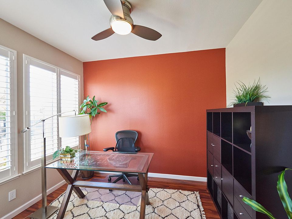 1st image of 8 Emerald Bay Ln