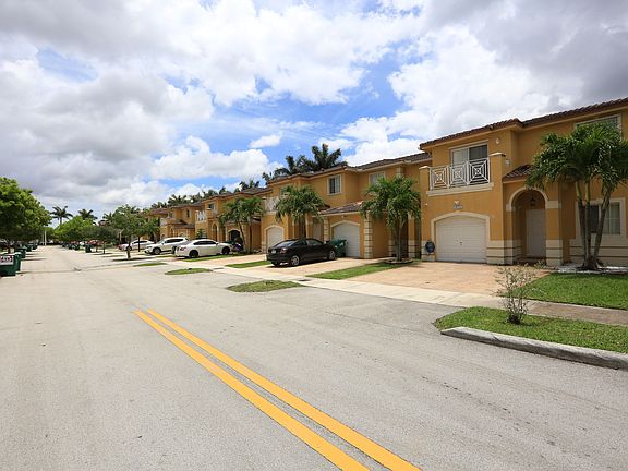 Exterior Neighborhood (street photo)