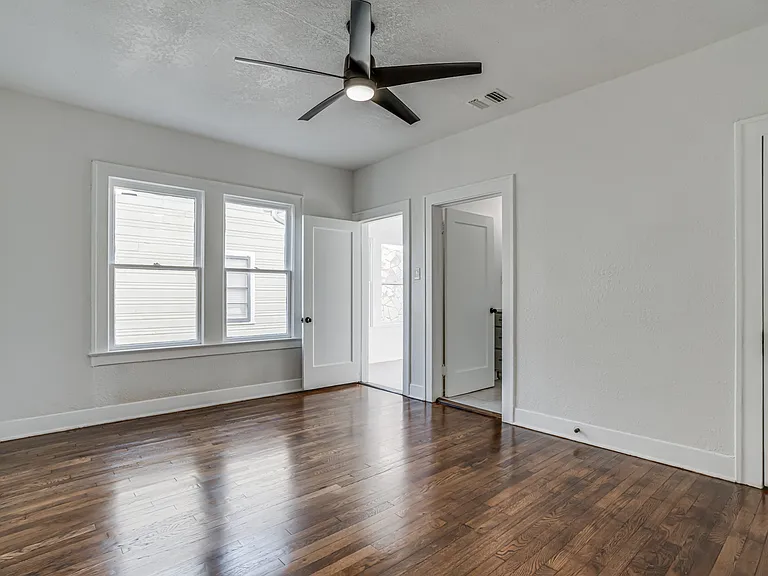 2035 W Summit Ave — Photo 26