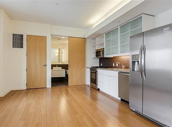2nd image of 912 Baltimore 503 Ave #503