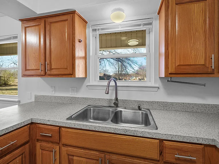 2306 Douglas St — Photo 15