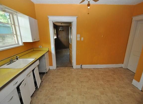 3rd image of 3304 Bowen Ave