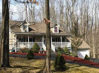 102 Colonial Ln, Greentown, PA 18426