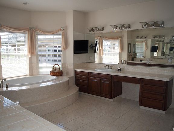 3rd image of 26174 E Magnolia Ave