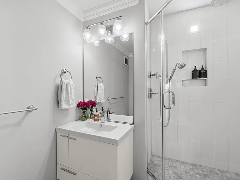 65 E India Row #39C — Photo 8