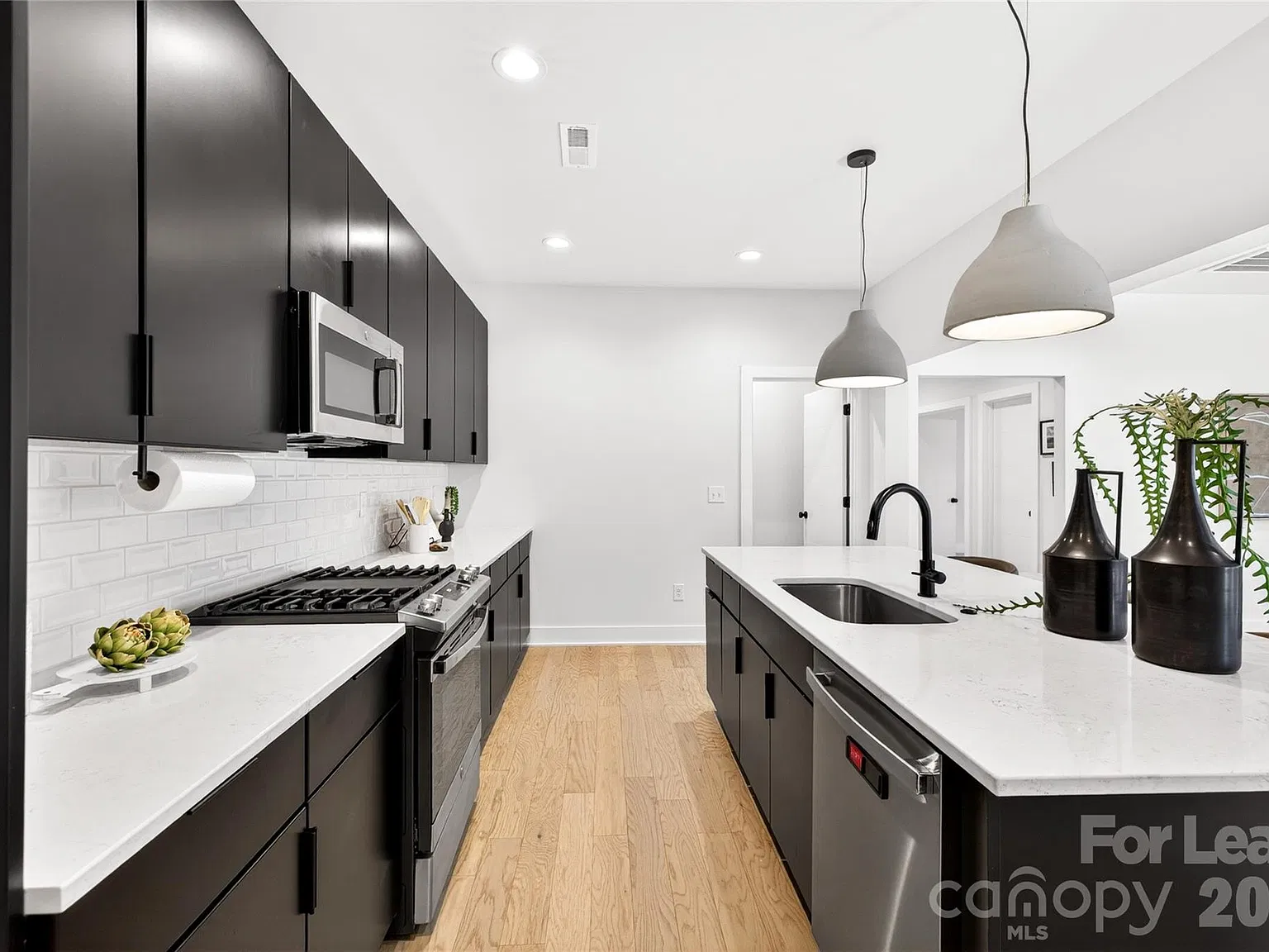 4 bed, 3.0 bath, 2087 sqft, $3,500 — Photo 4