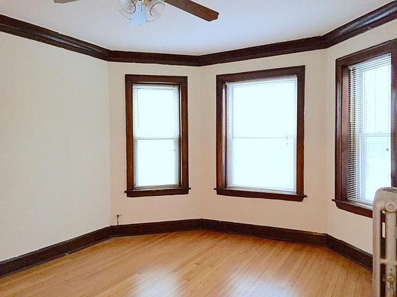 3rd image of 3826 N Janssen Ave