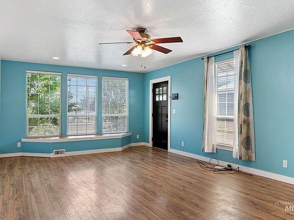 3rd image of 617 Lake Lowell Ave