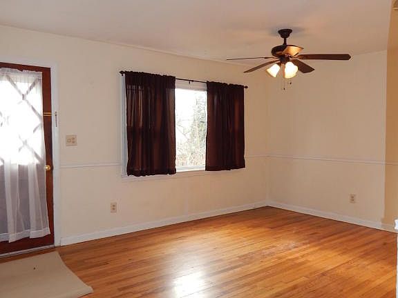 3rd image of 36 Point O Woods Dr