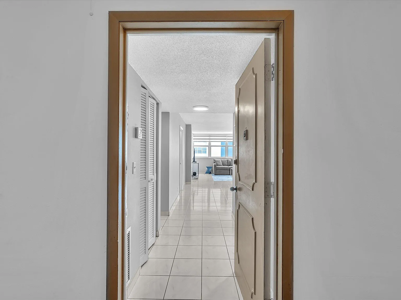 Trafalgar Towers Condomin — Photo 3