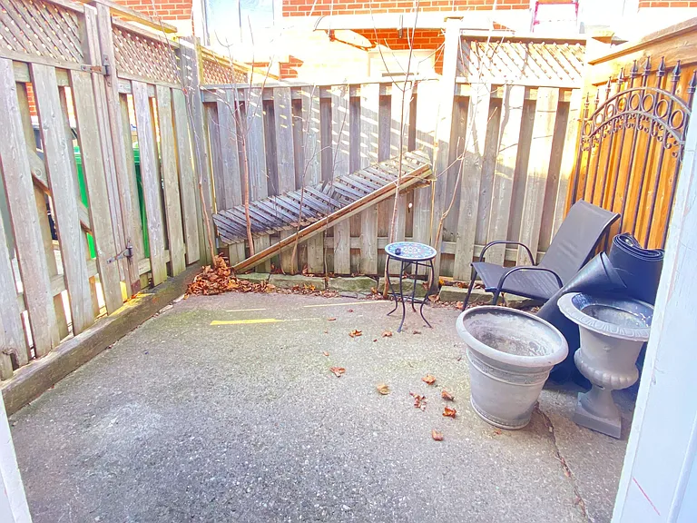 135 Bonham Blvd #BASEMENT — Photo 12