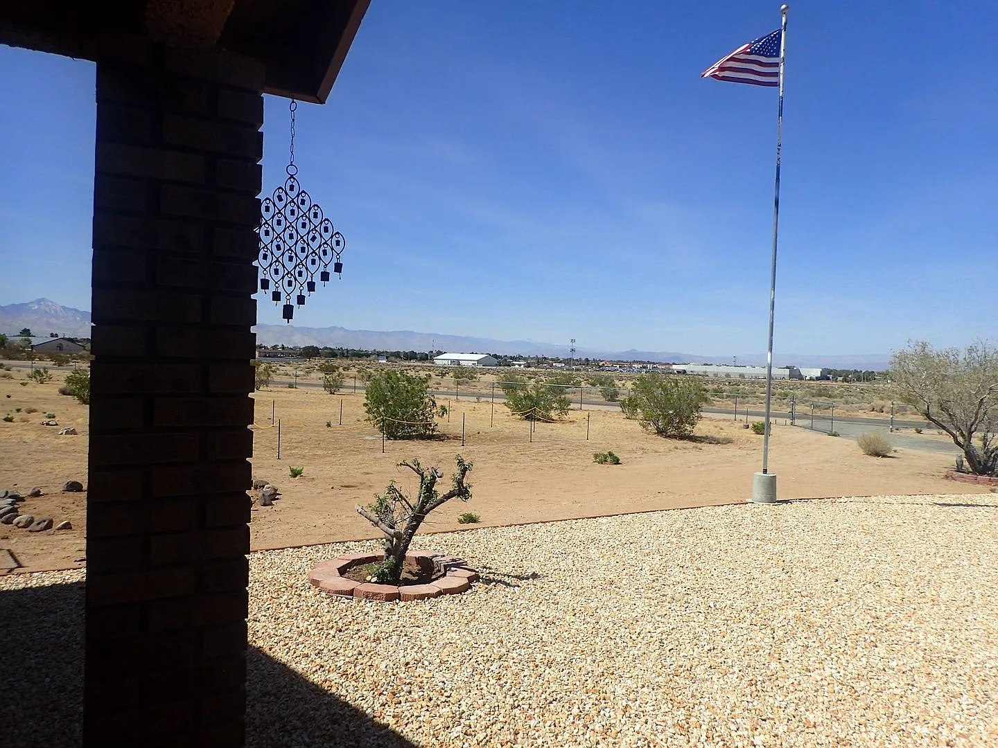 4 Bedroom 2 bath with admirable amount of fenced in property. — Photo 2
