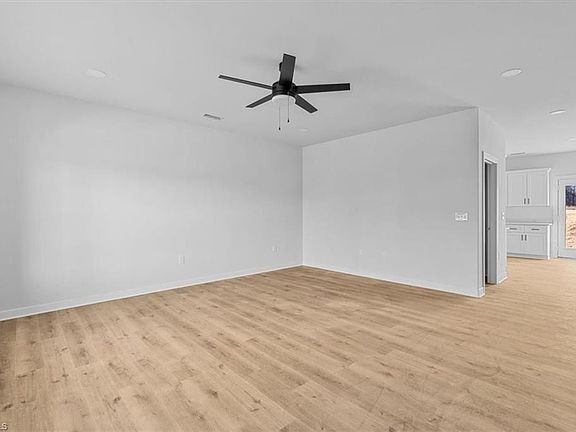 4th image of 824 Deadmon Rd