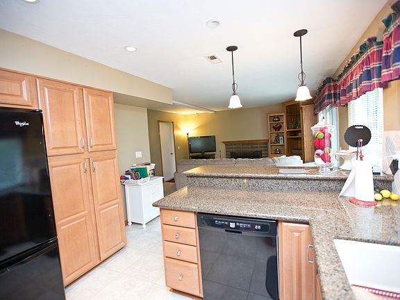 4th image of 821 Carriage Dr