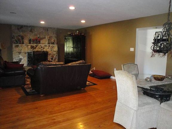 5th image of 19823 Hillcrest Dr
