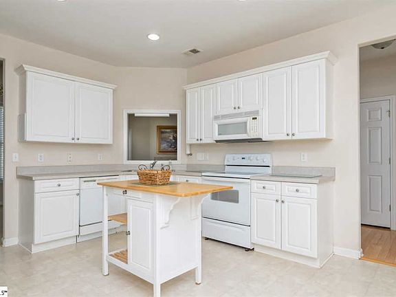 4th image of 131 Lauren Wood Cir