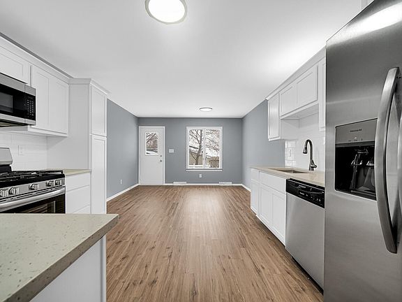 4th image of 308 King Henry Dr