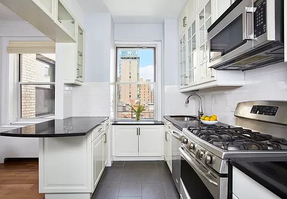 3rd image of 240 W 98th St APT 10B