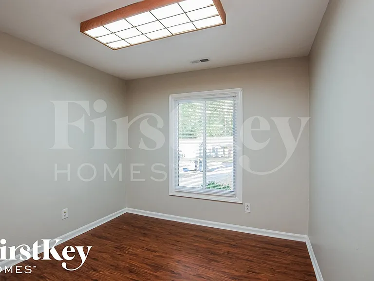 908 Foxborough Rd — Photo 4