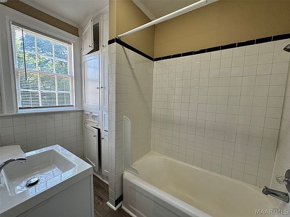 4th image of 105 Arlington Rd #B