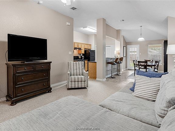 3rd image of 926 Crested Point Dr