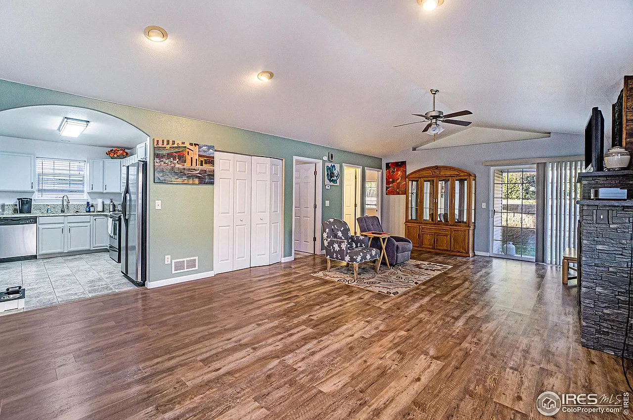 3 bed, 3.0 bath, 2304 sqft, $2,600 — Photo 4
