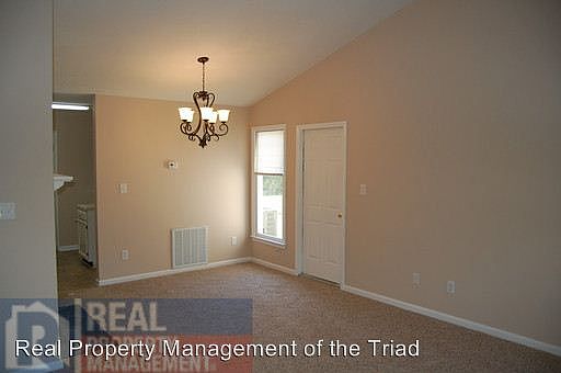 4th image of 2712 Vestal St