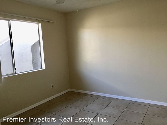 4th image of 1015 W Flora St