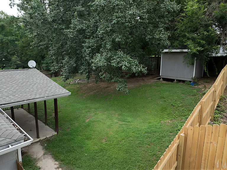 1910 Honeycut Ln — Photo 33