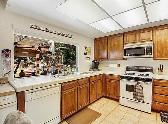4th image of 28651 Kenroy Ave