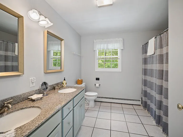 Primary bedroom en suite bathroom.