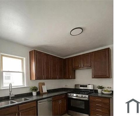 3rd image of 11205 S King Dr