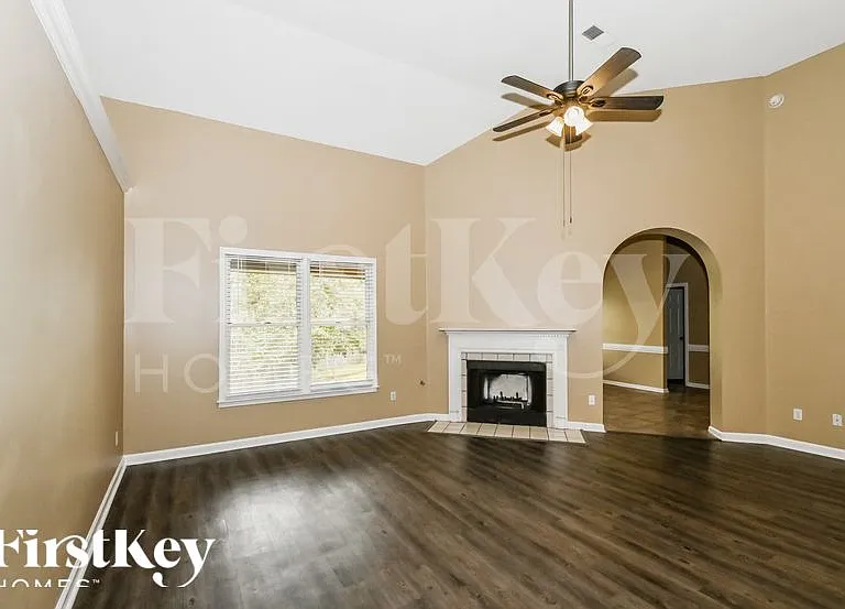 844 Tropicana Dr E — Photo 4