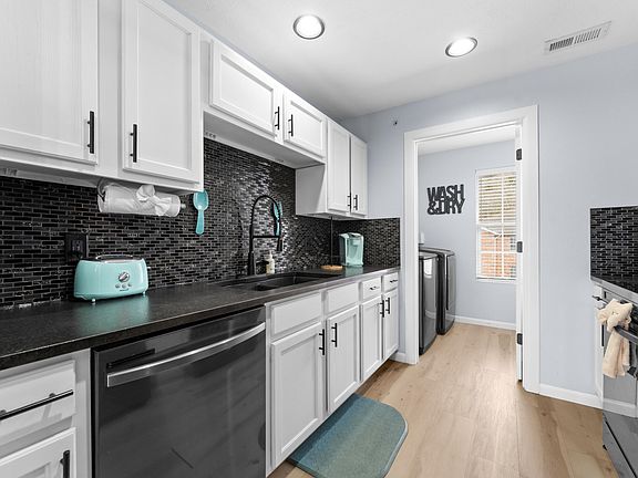 5th image of 2958 Vineyards Parkway #5