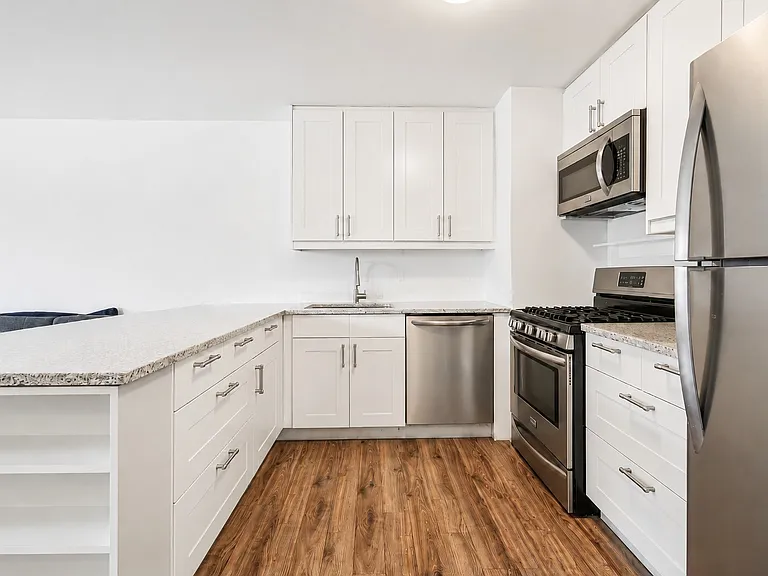 135 Montgomery St #3B — Photo 2