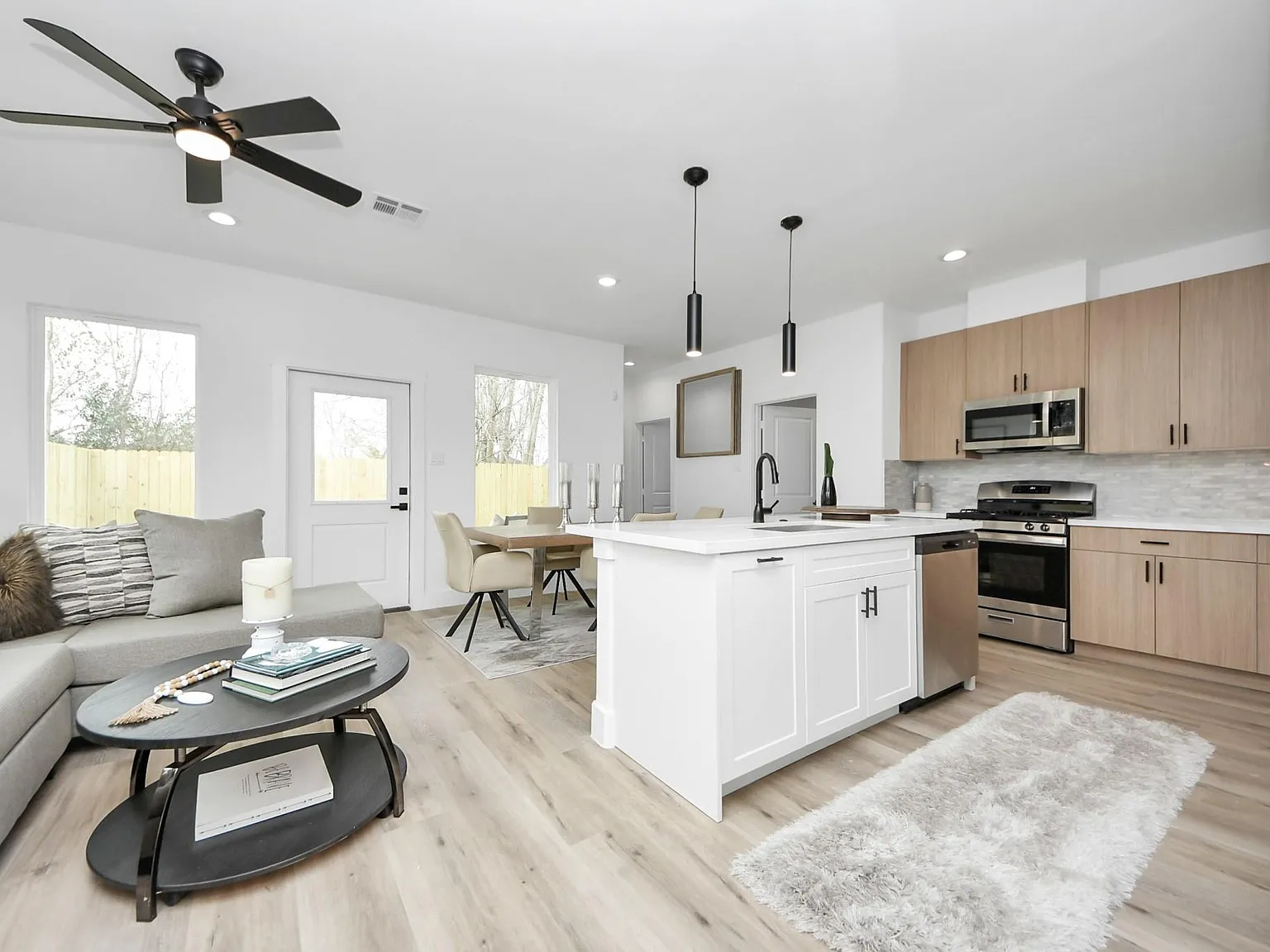 3 bed, 2.5 bath, 2333 sqft, $2,100 — Photo 4