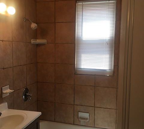3rd image of 126 Tuxedo Pkwy #2