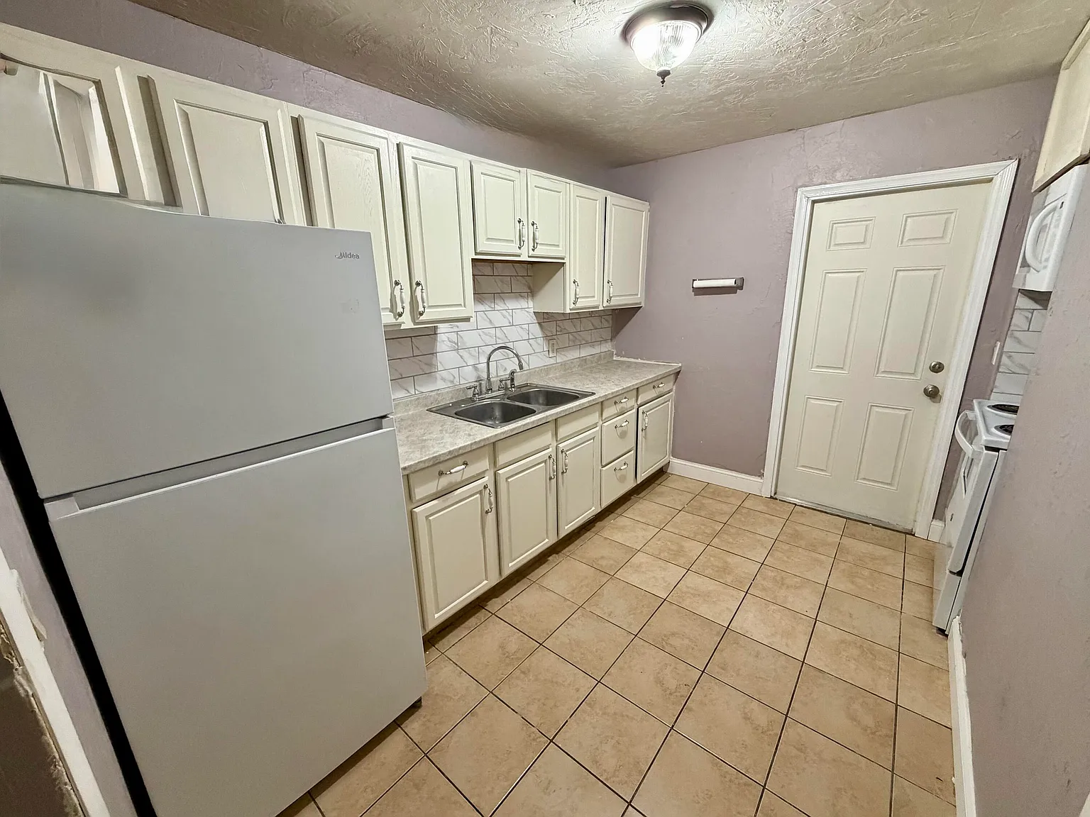 3 bed, 1.0 bath, 948 sqft, $2,300 — Photo 3