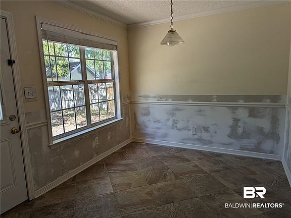 5th image of 102 Robbins Blvd