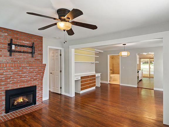 3rd image of 916 Clarendon St