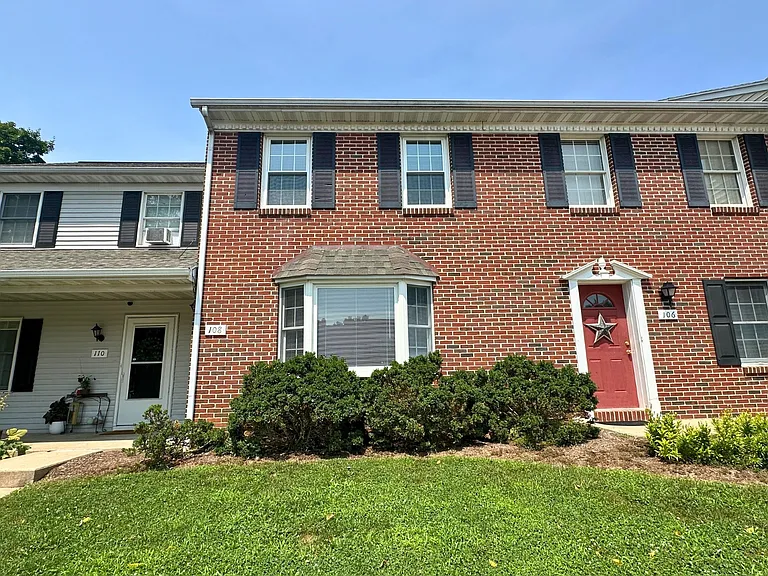 108 Bradford Dr — Photo 1