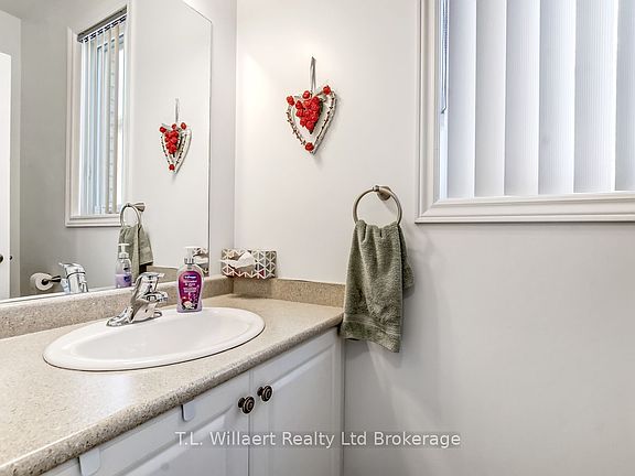 3rd image of 42 Seaton Cres