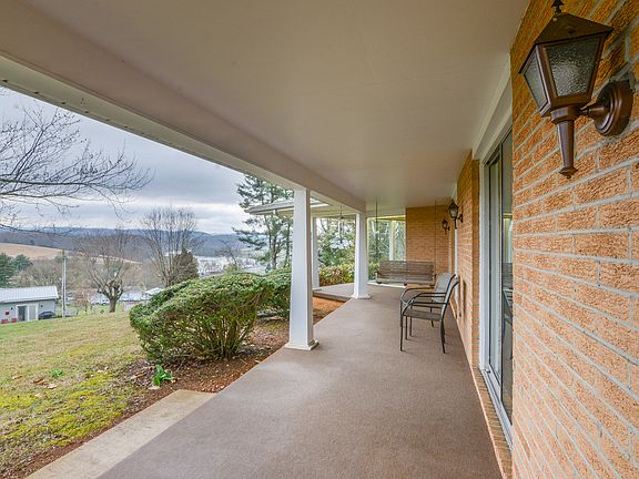 3rd image of 215 Dogwood Dr