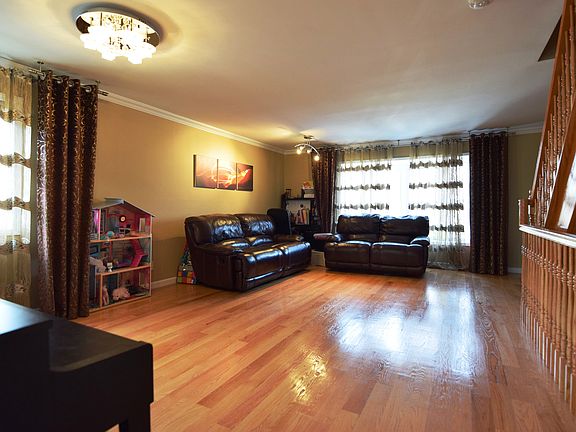 4th image of 528 Dongan Hills Ave