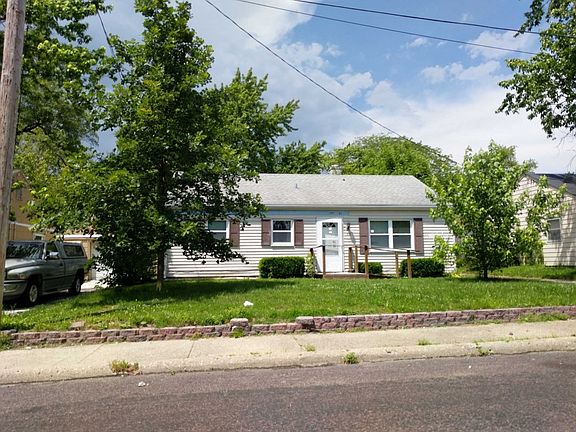 3rd image of 815 W Bartlett Ct